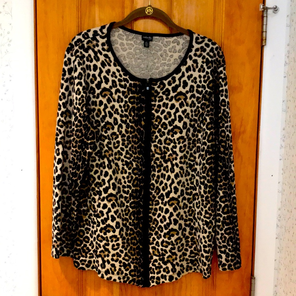 Fabulous❗️ Leopard long sleeved sweater by Rafaella 1X zip front, Princess seams